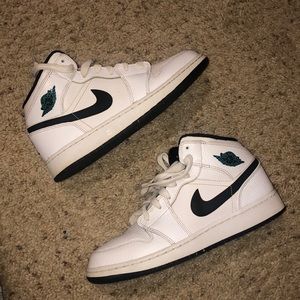 Gently used air Jordan 1 mid BG
